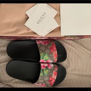 Gucci Blooms Supreme slide sandal